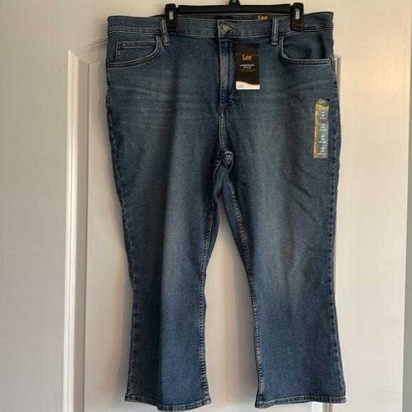 NWT Lee womens Legendary Capri Jean, mid crossway - Picture 7 of 8